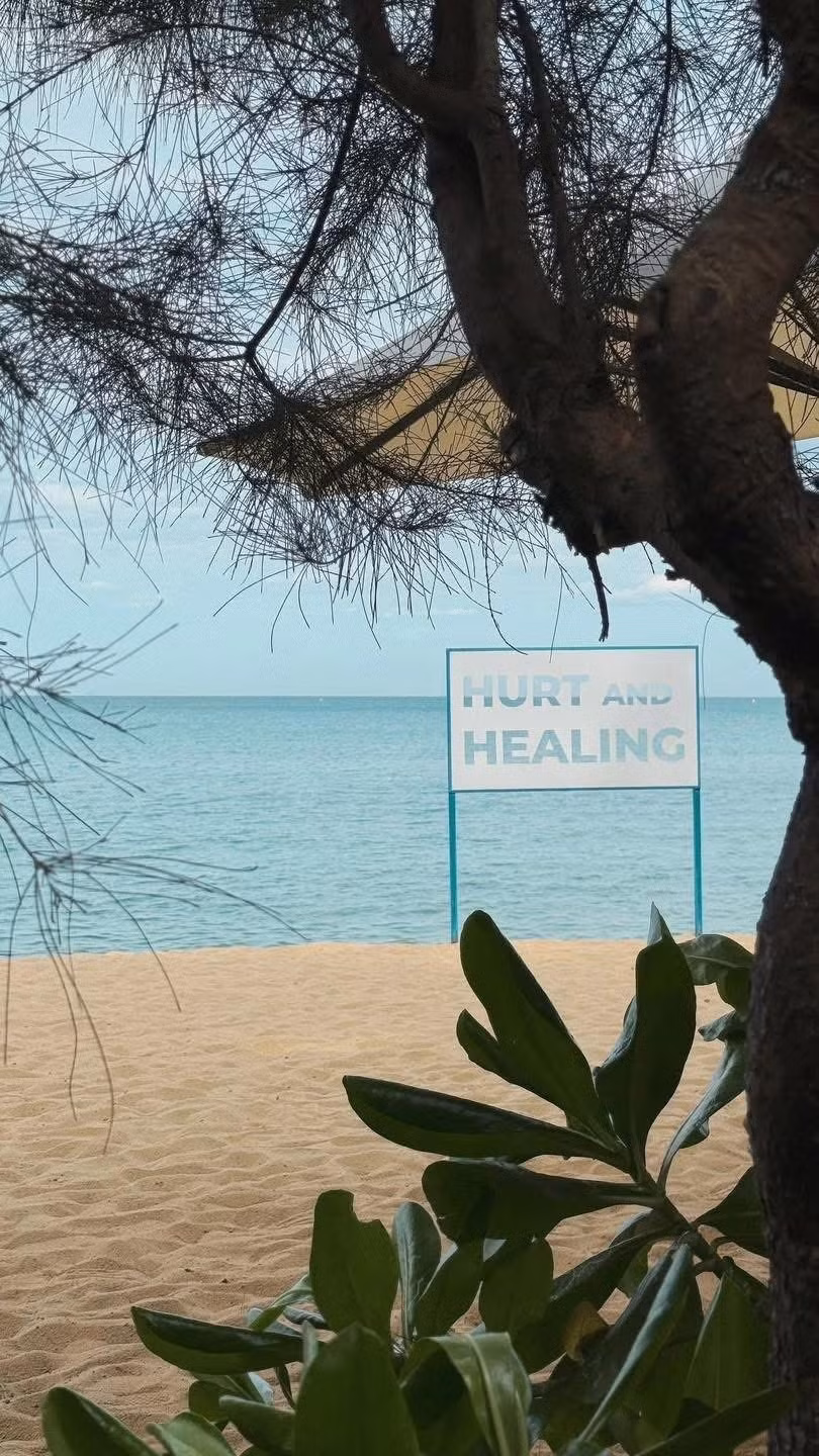 Cá Chuồn Space là tổ hợp glamping, cà phê và không gian nghệ thuật nằm trên bán đảo Sơn Trà, cách trung tâm Đà Nẵng khoảng 15 km. Với khung cảnh rừng – biển hoang sơ, thiết kế mộc mạc, nơi đây hút giới trẻ nhờ những góc sống ảo “chill” chuẩn Hàn. Ảnh Trang Đinh