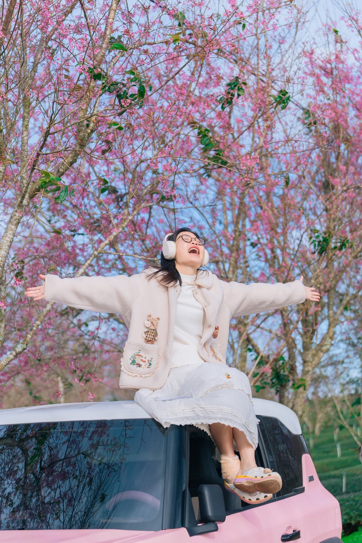 Mùa mai anh đào ở Đà Lạt chỉ kéo dài trong vài tuần ngắn ngủi, nhưng mỗi lần sắc hồng phủ kín phố núi, thành phố sương mù lại trở thành điểm hẹn du xuân hấp dẫn, khiến du khách dù đã nhiều lần ghé thăm vẫn không khỏi xao xuyến khi mùa hoa đầu năm lại trở về. Ảnh Bánh Gạo