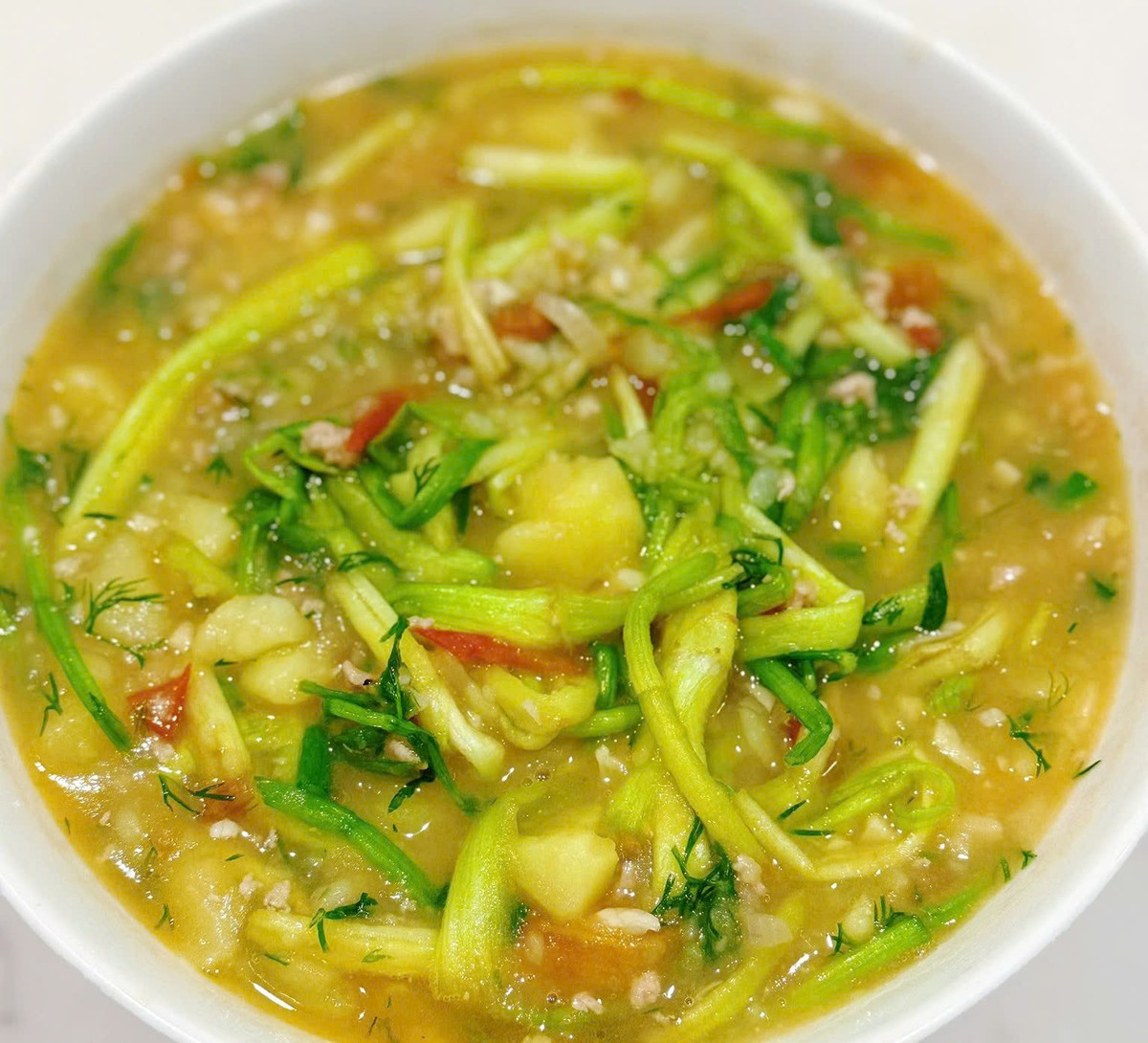 Việc bổ sung món canh này vào thực đơn hằng ngày, kết hợp chế độ ăn nhạt và lối sống lành mạnh, có thể góp phần giảm nguy cơ các biến chứng tim mạch. Ảnh minh họa