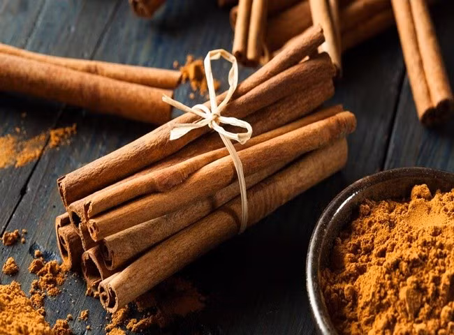 Các loại thảo mộc như hương thảo, quế cũng chứa tinh dầu sát khuẩn mạnh. Nhai lá hương thảo tươi hoặc dùng nước súc miệng chiết xuất từ quế sau bữa ăn là cách khử mùi tự nhiên, hiệu quả hơn so với các loại kẹo quế chứa đường. Ảnh minh họa