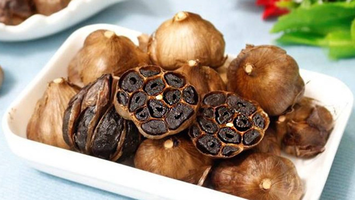 Ngoài ra, người đang bị cảm cúm, tiêu chảy hoặc có vết thương hở cũng nên tạm ngưng ăn tỏi đen, vì hoạt chất allicin trong tỏi dễ gây kích ứng dạ dày và làm chậm quá trình hồi phục. Ảnh minh họa