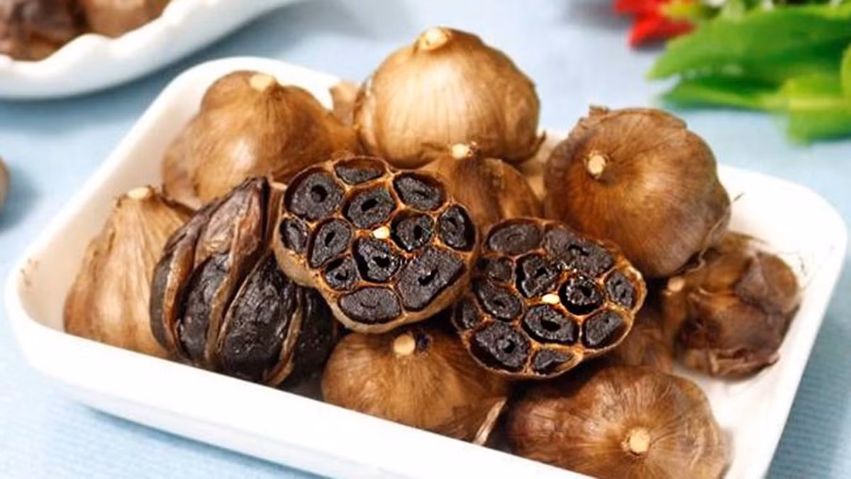 Ngoài ra, người đang bị cảm cúm, tiêu chảy hoặc có vết thương hở cũng nên tạm ngưng ăn tỏi đen, vì hoạt chất allicin trong tỏi dễ gây kích ứng dạ dày và làm chậm quá trình hồi phục. Ảnh minh họa