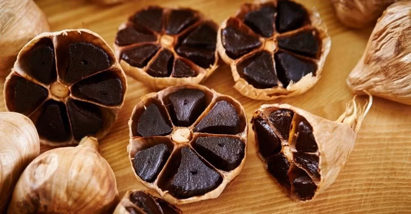 Các chuyên gia khuyến cáo, người khỏe mạnh chỉ nên dùng khoảng 1–2 tép tỏi đen mỗi ngày, ăn sau bữa ăn để hạn chế kích ứng dạ dày. Ảnh minh họa