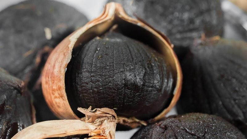 Tỏi đen tuy bổ dưỡng, nhưng cần được sử dụng đúng liều lượng và đúng đối tượng. Ảnh minh họa