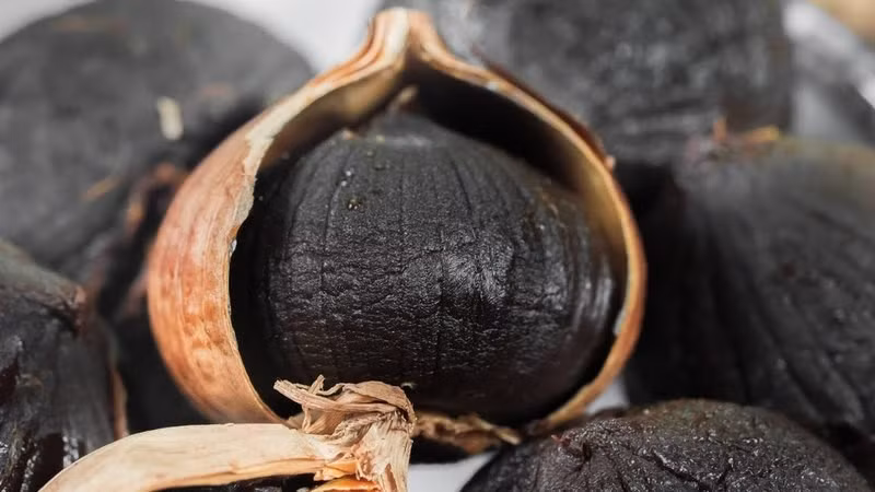 Tỏi đen tuy bổ dưỡng, nhưng cần được sử dụng đúng liều lượng và đúng đối tượng. Ảnh minh họa