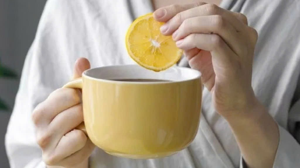 Trên thực tế, gan và thận mới là những cơ quan chính đảm nhiệm chức năng lọc và đào thải độc tố. Việc lạm dụng nước cốt chanh với mục đích thải độc không những không mang lại lợi ích rõ rệt mà còn tiềm ẩn nhiều nguy cơ cho sức khỏe. Ảnh minh họa