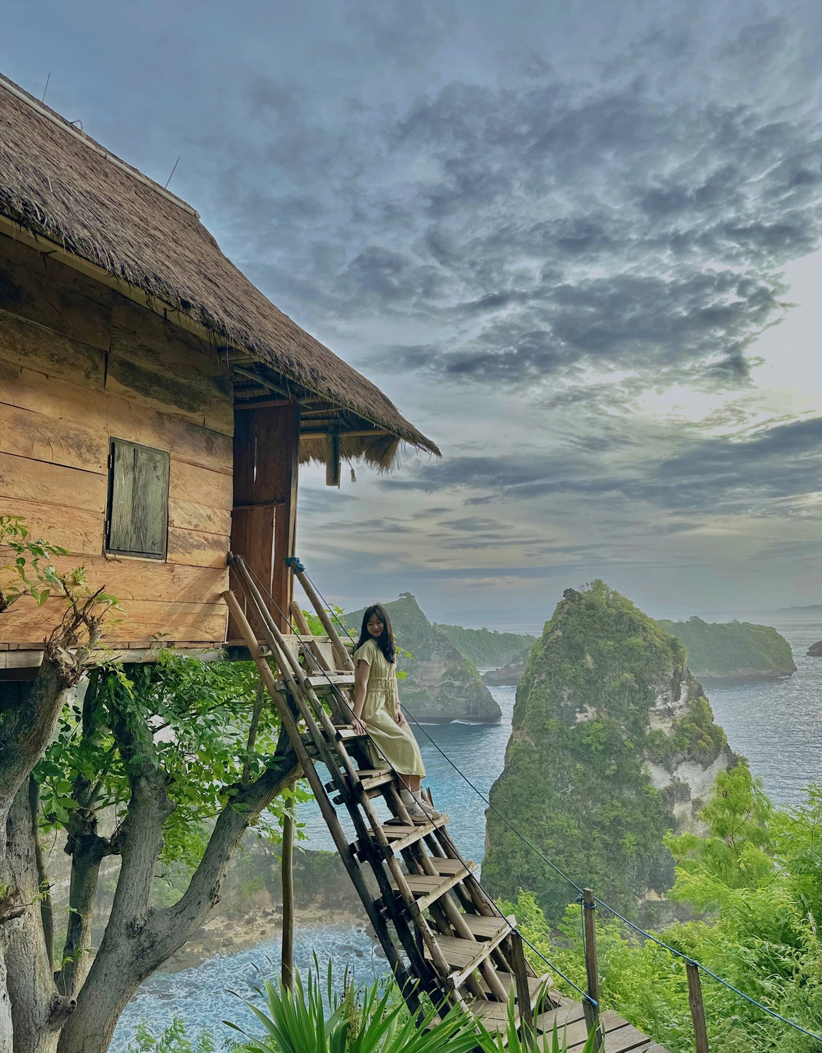 Bên cạnh đó, việc áp dụng sàng lọc tài chính cũng được dự báo sẽ tạo ra sự phân hóa rõ rệt trong hệ thống lưu trú tại Bali. Các khách sạn và khu nghỉ dưỡng cao cấp có thể hưởng lợi khi nhóm du khách đáp ứng điều kiện tài chính thường có xu hướng chi tiêu nhiều cho dịch vụ chất lượng cao. Ngược lại, phân khúc lưu trú giá rẻ có thể chịu tác động khi lượng khách du lịch tiết kiệm hoặc phượt tự túc suy giảm. Ảnh Linh Jii