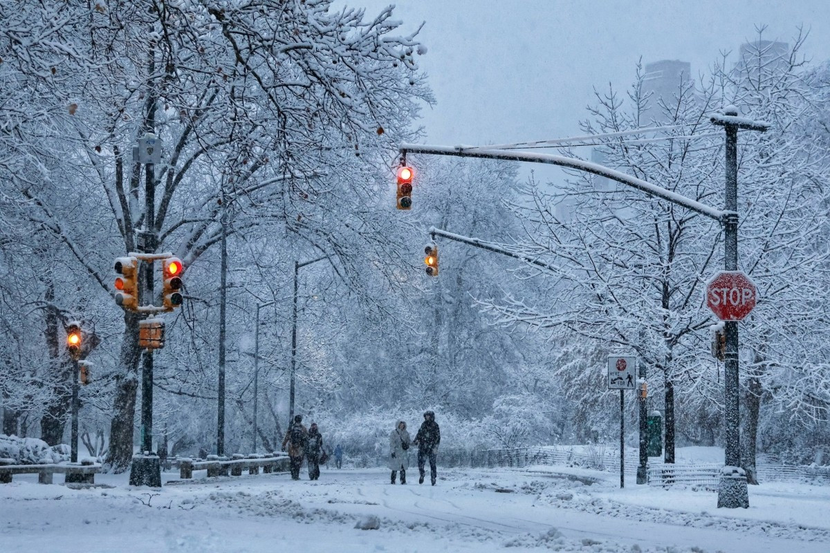 Săn tuyết ở New York vì thế không chỉ là trải nghiệm thời tiết, mà còn là hành trình hòa mình vào cuộc sống đô thị đặc trưng bậc nhất thế giới. Du khách sẽ được ngắm những con đường trắng muốt, cảm nhận hơi lạnh trong trẻo, thưởng thức những món ăn ấm nóng, gặp gỡ người dân địa phương thân thiện và khám phá một New York rất khác – thơ mộng, trầm lắng và sâu sắc hơn ngày thường. Ảnh Gary Hershorn