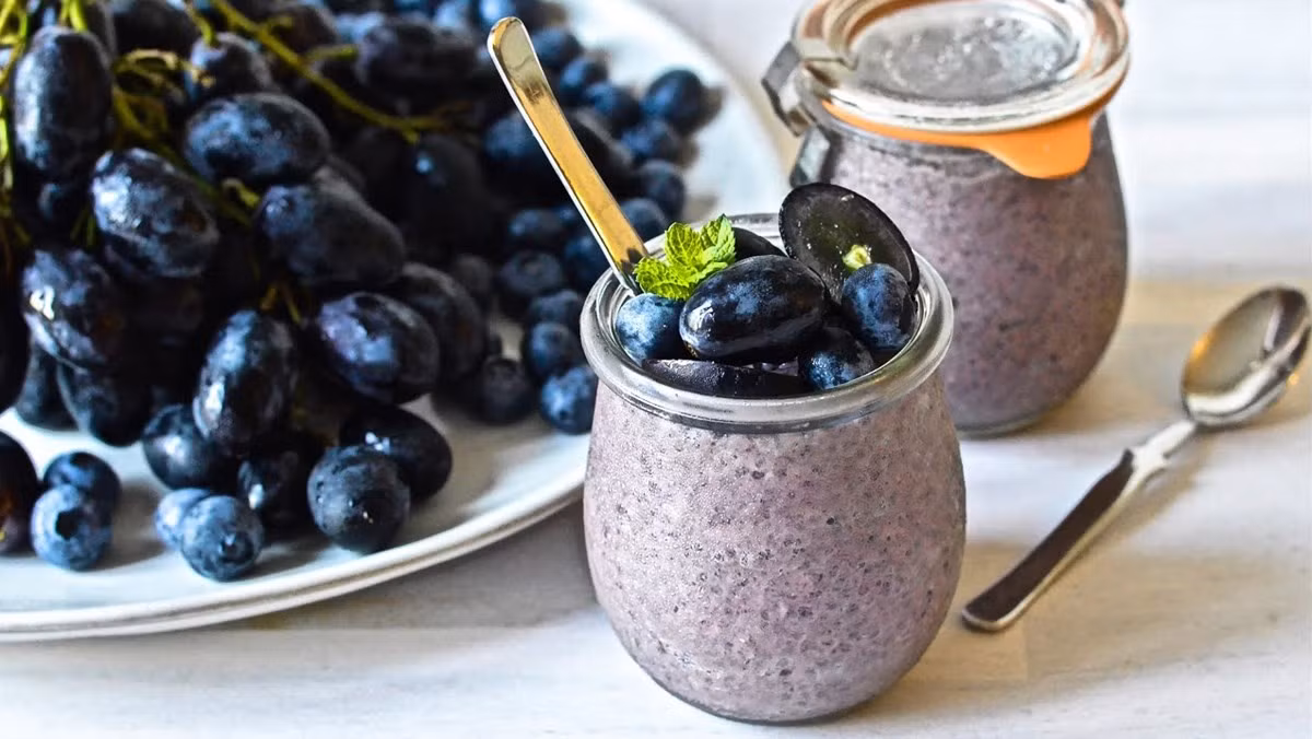 Không chỉ tốt cho chuyển hóa, nho đen còn mang lại lợi ích rõ rệt cho hệ tim mạch. Các polyphenol trong loại quả này có khả năng chống viêm, cải thiện chức năng nội mạc mạch máu và hạn chế sự kết tụ tiểu cầu nguyên nhân dẫn đến đột quỵ hoặc nhồi máu cơ tim. Ngoài ra, lượng kali tự nhiên trong nho cũng giúp điều hòa huyết áp, góp phần bảo vệ tim mạch toàn diện. Ảnh nguồn internet