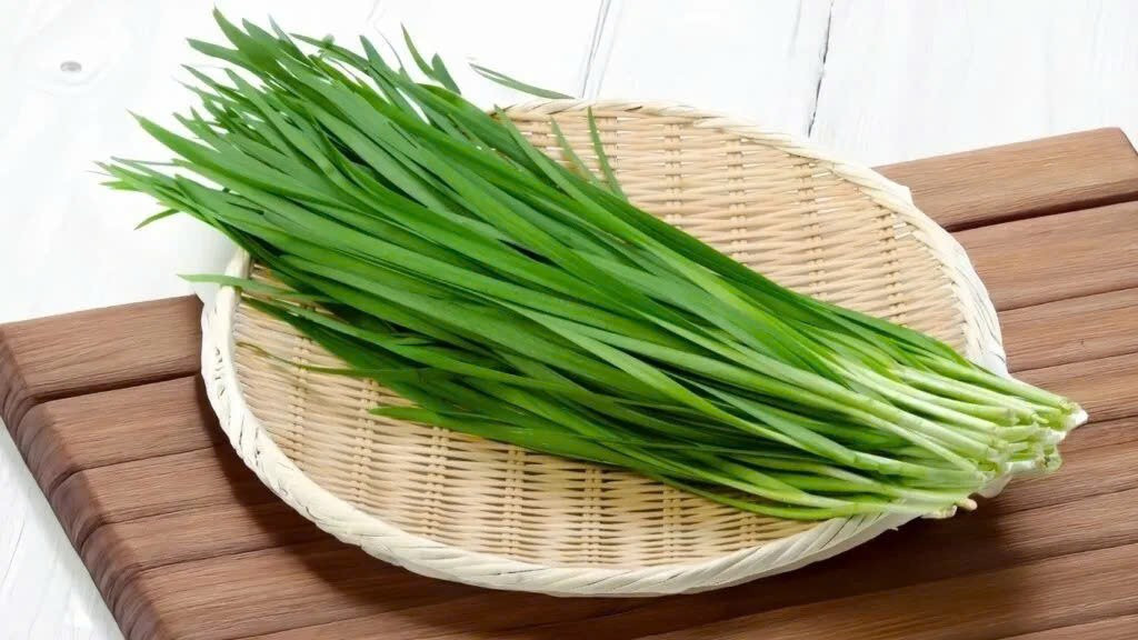 Rau hẹ là loại rau dân dã, quen thuộc trong nhiều món ăn Việt, từ canh hẹ, trứng chiên hẹ đến hẹ xào tim gan. Nhờ chứa nhiều vitamin A, C, khoáng chất và tinh dầu tự nhiên, rau hẹ được đánh giá có lợi cho sức khỏe nếu sử dụng đúng cách. Ảnh minh họa