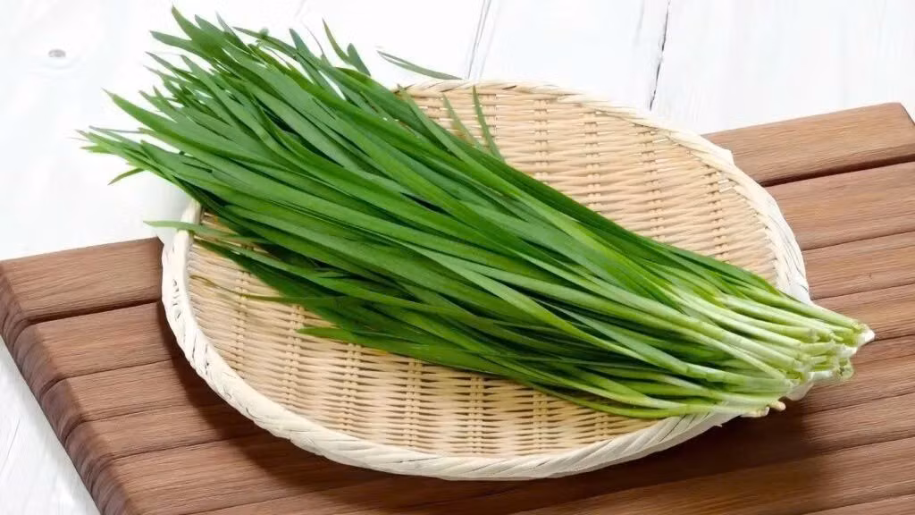 Rau hẹ là loại rau dân dã, quen thuộc trong nhiều món ăn Việt, từ canh hẹ, trứng chiên hẹ đến hẹ xào tim gan. Nhờ chứa nhiều vitamin A, C, khoáng chất và tinh dầu tự nhiên, rau hẹ được đánh giá có lợi cho sức khỏe nếu sử dụng đúng cách. Ảnh minh họa