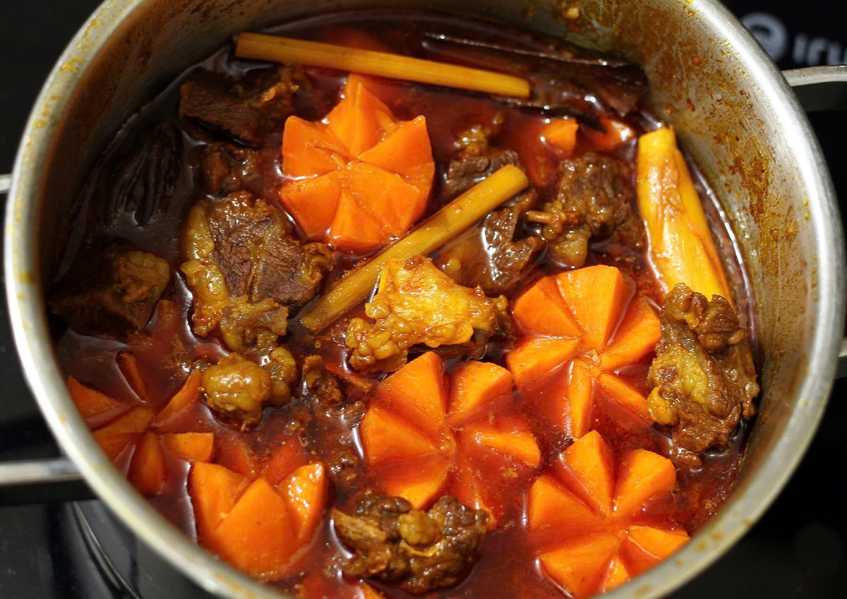 Trong những ngày thời tiết chuyển lạnh, nhiều gia đình chọn tự tay nấu bò kho tại nhà để vừa đảm bảo khẩu vị, vừa tiết kiệm chi phí. Cách chế biến bò kho không quá phức tạp nhưng đòi hỏi sự kiên nhẫn để thịt mềm và gia vị ngấm đều. Ảnh minh họa