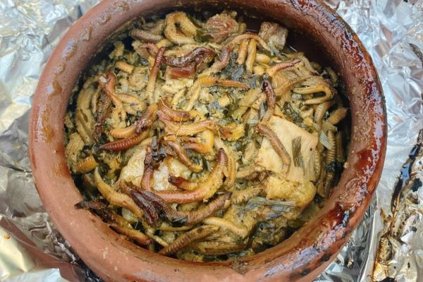 Ngoài chả rươi, rươi còn được dùng để kho, om, đúc trứng hoặc làm mắm. Mắm rươi có màu đỏ sẫm, mùi nồng, thường được dùng chấm cà pháo, thịt luộc hay rau luộc – những món dân dã nhưng đậm chất bữa cơm vùng quê Bắc Bộ. Điểm chung của các món từ rươi là tận dụng được độ béo tự nhiên, nhưng vẫn giữ vị thanh, không gây ngấy. Ảnh Internet