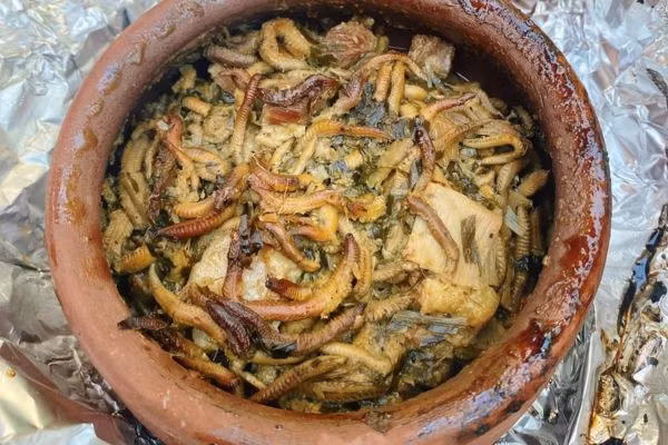 Ngoài chả rươi, rươi còn được dùng để kho, om, đúc trứng hoặc làm mắm. Mắm rươi có màu đỏ sẫm, mùi nồng, thường được dùng chấm cà pháo, thịt luộc hay rau luộc – những món dân dã nhưng đậm chất bữa cơm vùng quê Bắc Bộ. Điểm chung của các món từ rươi là tận dụng được độ béo tự nhiên, nhưng vẫn giữ vị thanh, không gây ngấy. Ảnh Internet