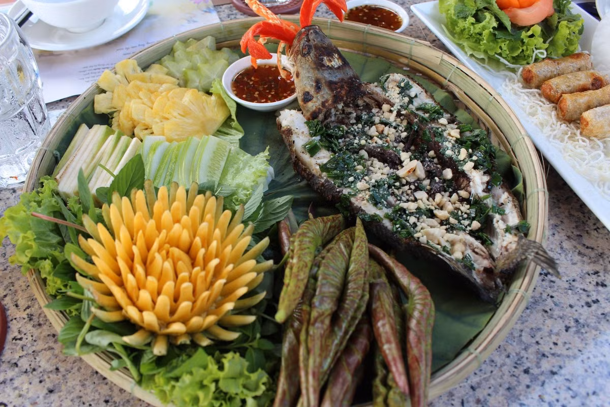 Tại các điểm du lịch sinh thái như Đồng Sen Tháp Mười, khu du lịch Gáo Giồng hay làng bè Sa Đéc, món cá lóc nướng trui cuốn lá sen non không chỉ là một món ăn mà còn là một phần trải nghiệm văn hóa. Ảnh dulichvietnam