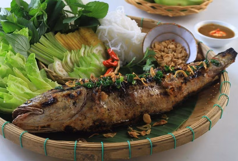 Điểm đặc biệt tạo nên dấu ấn riêng cho món ăn ở Đồng Tháp chính là cách dùng lá sen non để cuốn cá. Lá sen non được hái vào buổi sáng sớm, khi còn giữ được độ mềm và hương thơm nhẹ. Loại lá này có vị chát nhẹ, giúp cân bằng vị béo của cá, đồng thời mang lại cảm giác tươi mát, thanh sạch cho thực khách. Ảnh amthuc