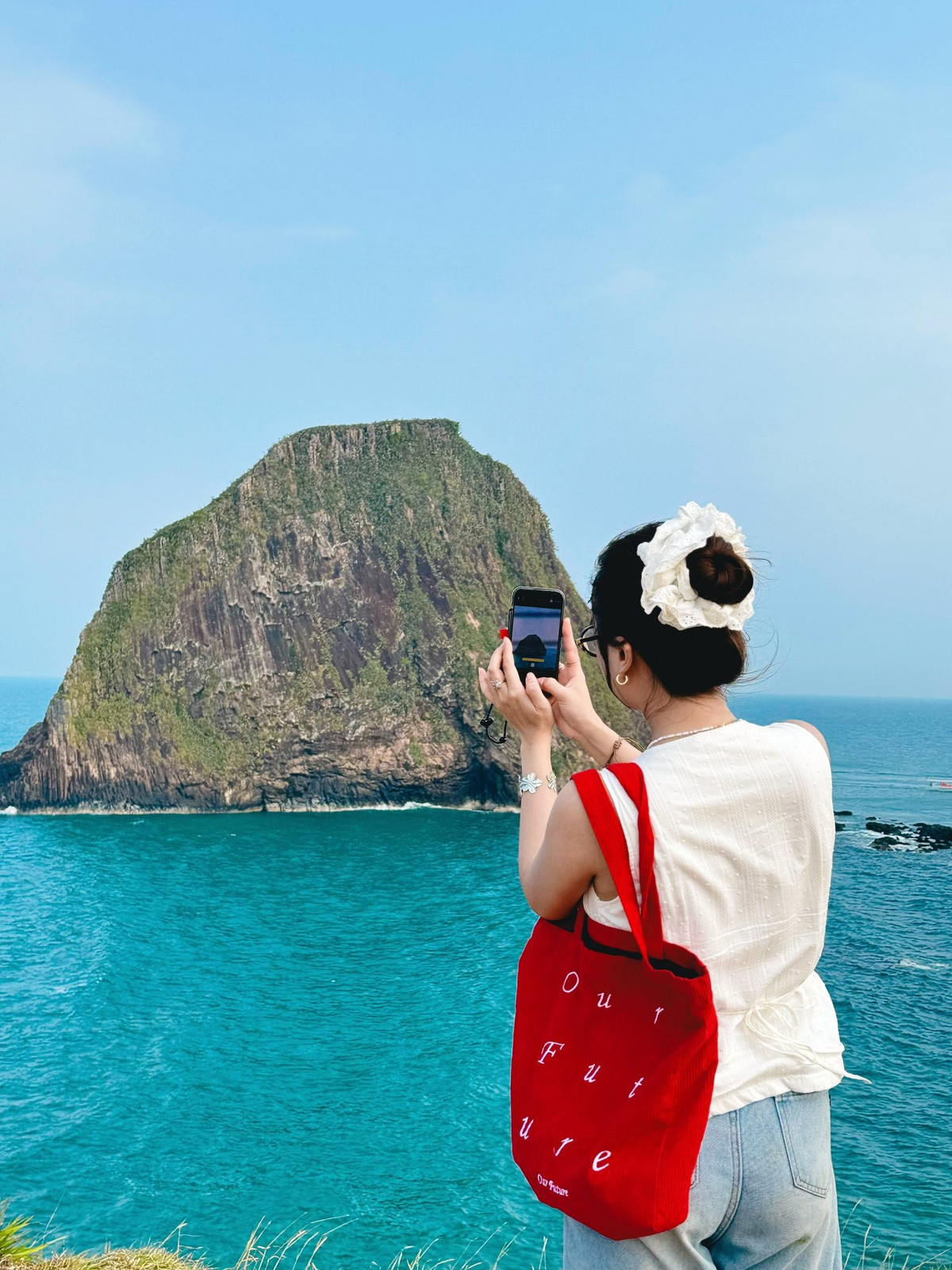 Tuy nhiên, việc ngày càng có nhiều du khách đến tham quan cũng đặt ra thách thức cho công tác bảo tồn. Theo cán bộ địa phương, hiện xã An Hòa Hải đã phối hợp với các tổ chức môi trường tổ chức tuyên truyền, đặt biển cấm giẫm đạp san hô và xây dựng ý thức du lịch có trách nhiệm. Ảnh dulichhonyen