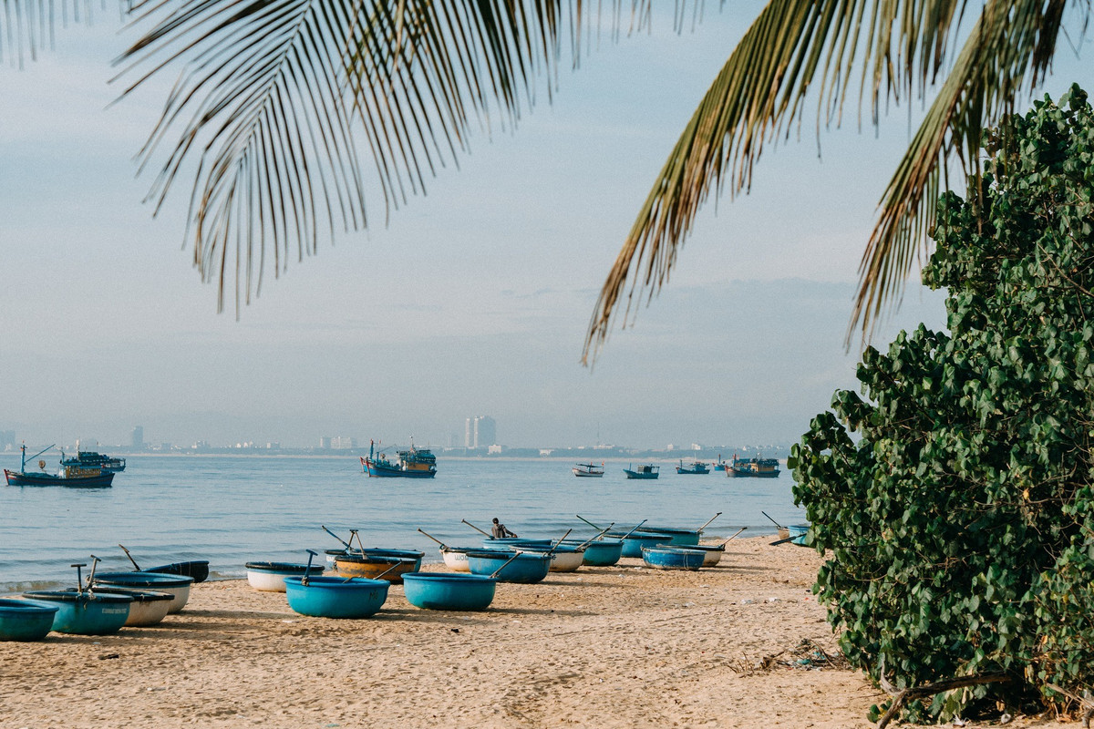 Tại đây, các hoạt động như chèo thuyền thúng, lặn ngắm san hô, hay thưởng thức hải sản tươi sống đều có thể trải nghiệm dễ dàng.