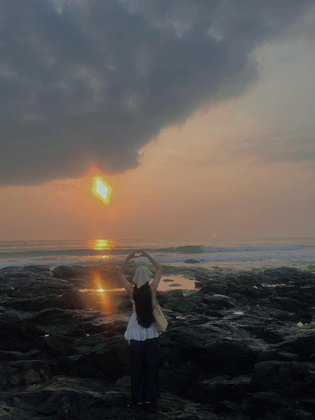 Vào sáng sớm hoặc chiều muộn, khi ánh nắng chiếu xiên qua làn nước biển trong vắt, toàn bộ khu vực này như được phủ lớp ánh sáng lung linh, khiến nhiều du khách ví von nơi đây như “viên ngọc xanh” còn ngủ yên của Phú Yên. Ảnh dulich