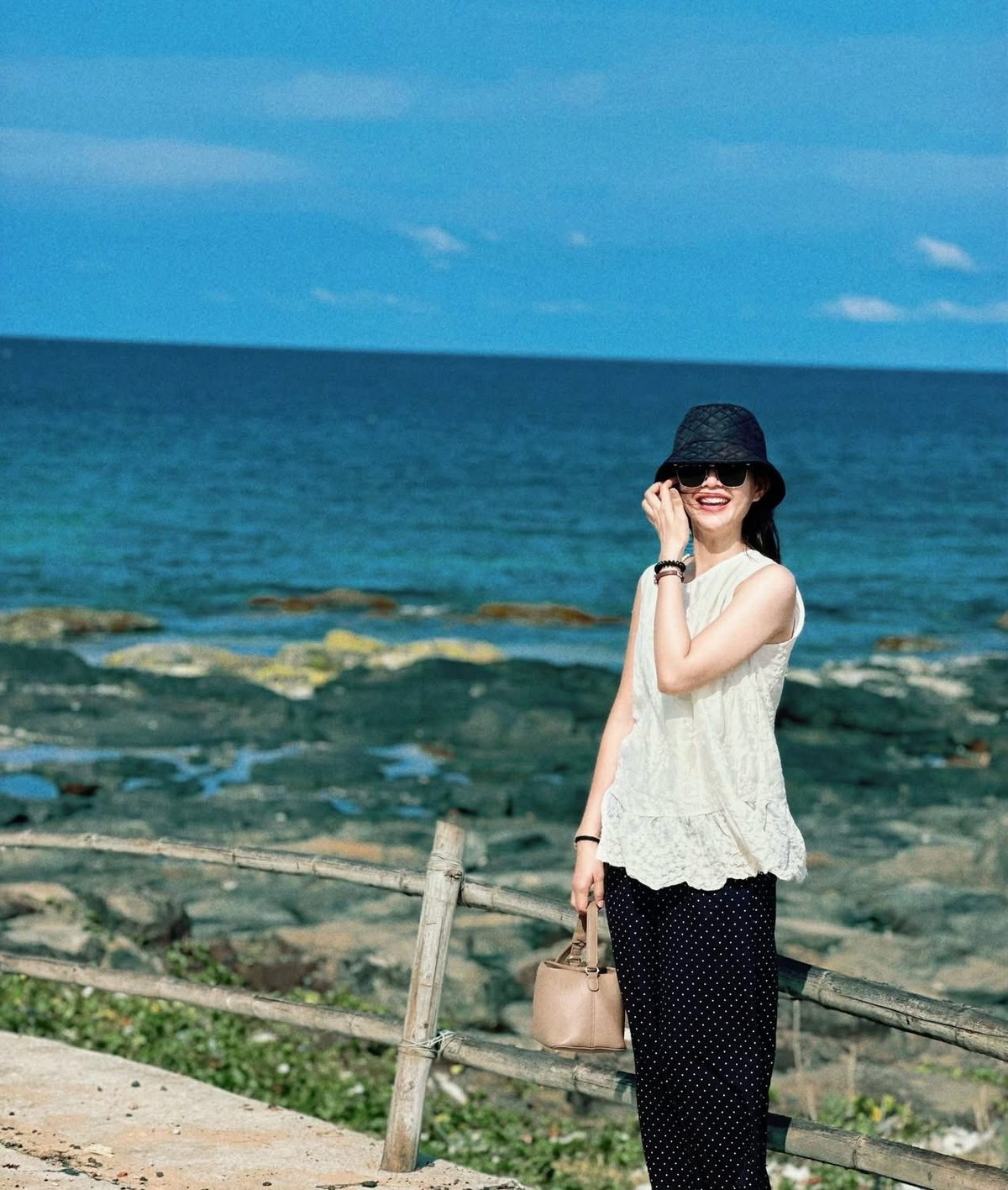 Nơi đây mang dáng vẻ bình yên, với mặt biển phẳng lặng, những rặng dừa ven bờ và các bãi đá đen xen kẽ bãi cát trắng mịn. Nhìn từ xa, Hòn Yến có hình dáng như một ngọn núi nhỏ nhô lên giữa biển, tạo nên khung cảnh vừa hùng vĩ, vừa thơ mộng. Ảnh Y Ngoc