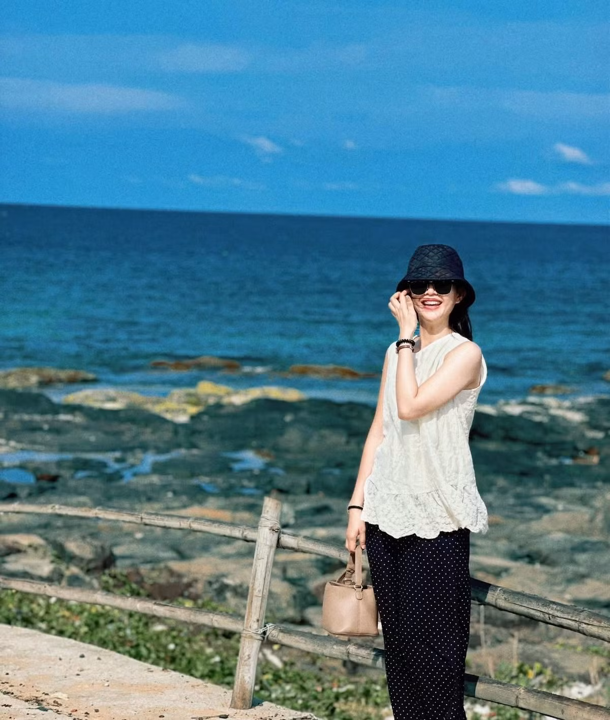 Nơi đây mang dáng vẻ bình yên, với mặt biển phẳng lặng, những rặng dừa ven bờ và các bãi đá đen xen kẽ bãi cát trắng mịn. Nhìn từ xa, Hòn Yến có hình dáng như một ngọn núi nhỏ nhô lên giữa biển, tạo nên khung cảnh vừa hùng vĩ, vừa thơ mộng. Ảnh Y Ngoc