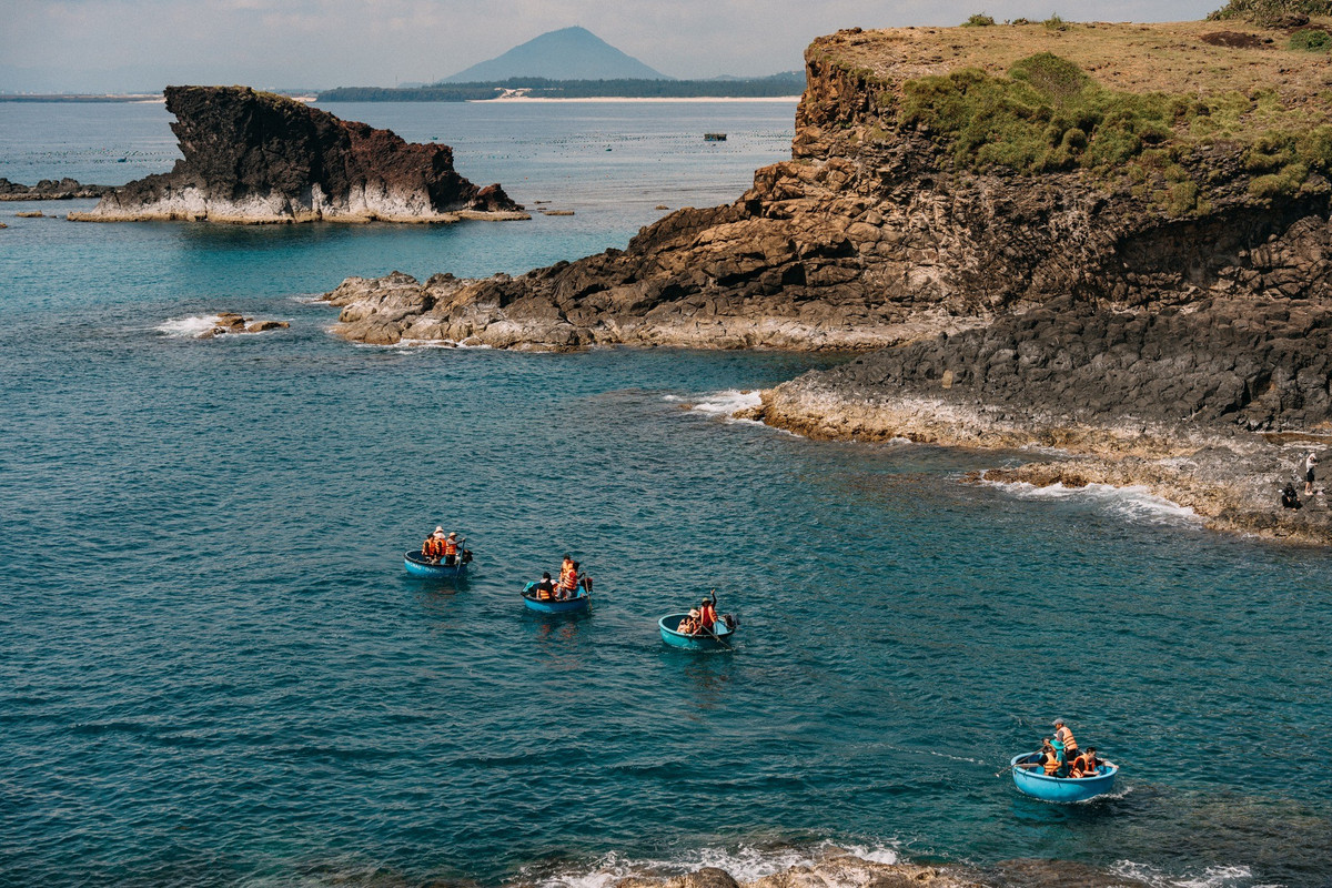 Cách trung tâm thành phố Tuy Hòa khoảng 20 km, Hòn Yến là một cụm đảo gồm Hòn Yến, Hòn Sụn và các ghềnh đá nhỏ nằm sát bờ. Ảnh Đặng Nhân Thuần