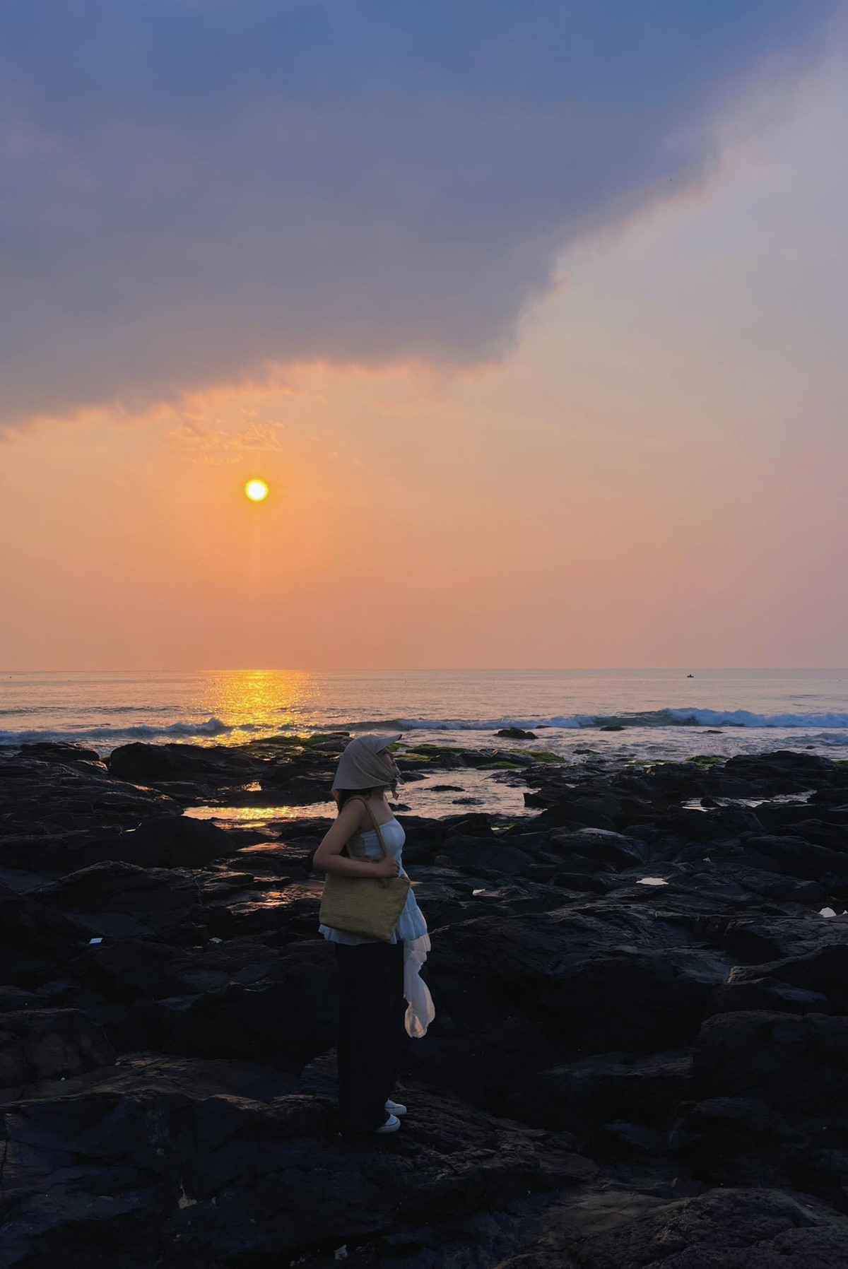 Đến Hòn Yến, đừng quên khám phá tinh hoa ẩm thực xứ Nẫu. Nổi bật là sò huyết đầm Ô Loan – thịt dày, ngọt béo, nướng hay hấp đều thơm lừng. Chả cá Tuy Hòa đậm vị biển, dẻo dai nhờ cá tươi đánh bắt trong ngày. Độc đáo hơn cả là mắt cá ngừ đại dương hầm thuốc bắc, béo bùi, bổ dưỡng. Bữa sáng giản dị với bánh hỏi lòng heo cũng đủ để cảm nhận hương vị mộc mạc của đất Phú Yên.