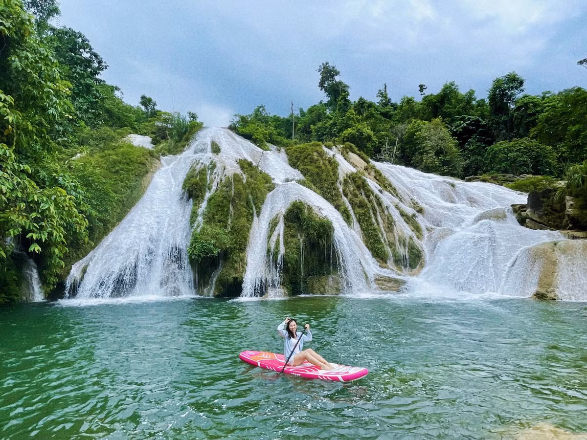 Hiện nay nhiều công ty lữ hành cũng thiết kế, tổ chức tour khám phá thác Bản Ba du khách có thể dễ lựa chọn. Như, Wild Lotus Travel cung cấp hành trình khởi hành từ Hà Nội đi thác Bản Ba – Na Hang, kết hợp tắm thác, tham quan bản làng, trải nghiệm lòng hồ thủy điện Tuyên Quang và đốt lửa trại cùng người dân địa phương. Giá tour dao động từ 1.200.000 đồng/người cho đoàn từ 20 khách. Ảnh MIA