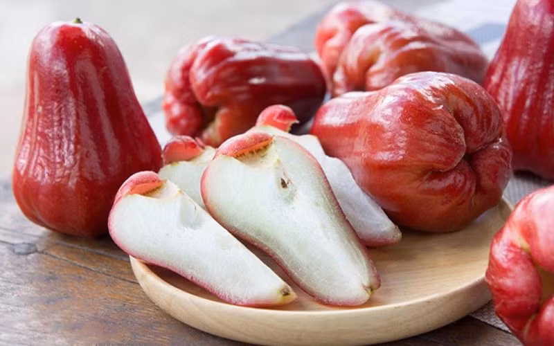 Dù bình dị, loại quả này lại ẩn chứa lượng dinh dưỡng đáng kể: vitamin C, A, sắt, canxi, kali và chất xơ – tất cả đều có lợi cho cơ thể. Ảnh minh hoạ