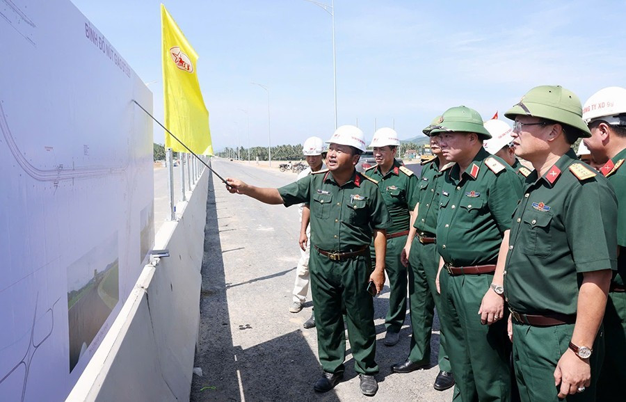 Tư lệnh Binh đoàn 12 - Tổng Công ty Xây dựng Trường Sơn kiểm tra, đôn đốc công tác triển khai thi công của nhà thầu tại dự án Hoài Nhơn - Quy Nhơn. Ảnh: LÊ KIẾN