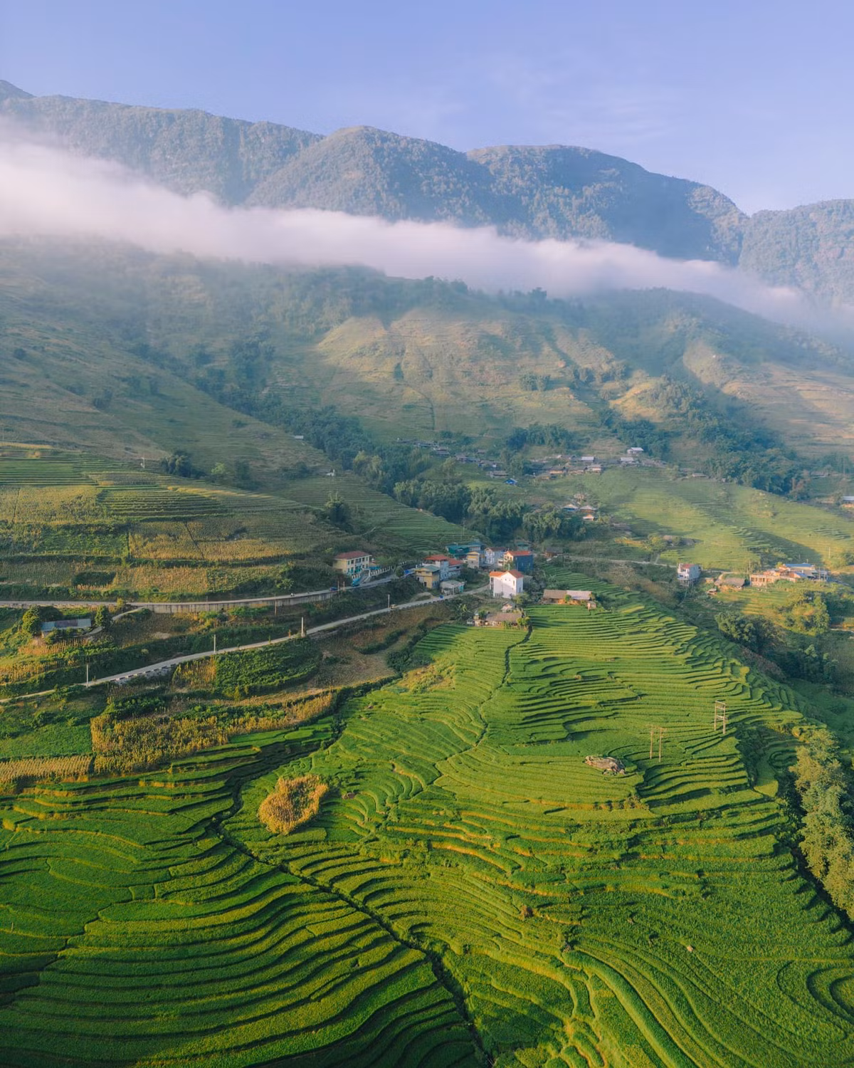 Không chỉ hấp dẫn bởi cảnh sắc thiên nhiên, Tả Van còn là nơi gìn giữ đậm nét văn hóa bản địa. Lưu trú tại các homestay do người dân địa phương vận hành, du khách có cơ hội trải nghiệm đời sống thường ngày của đồng bào miền núi: vào bếp nấu các món truyền thống như cơm lam, thắng cố, xôi ngũ sắc; học dệt thổ cẩm; tham gia các phiên chợ vùng cao; và thưởng thức những buổi biểu diễn nhạc cụ dân tộc bên bếp lửa hồng. Ảnh Bùi Quang Thụy