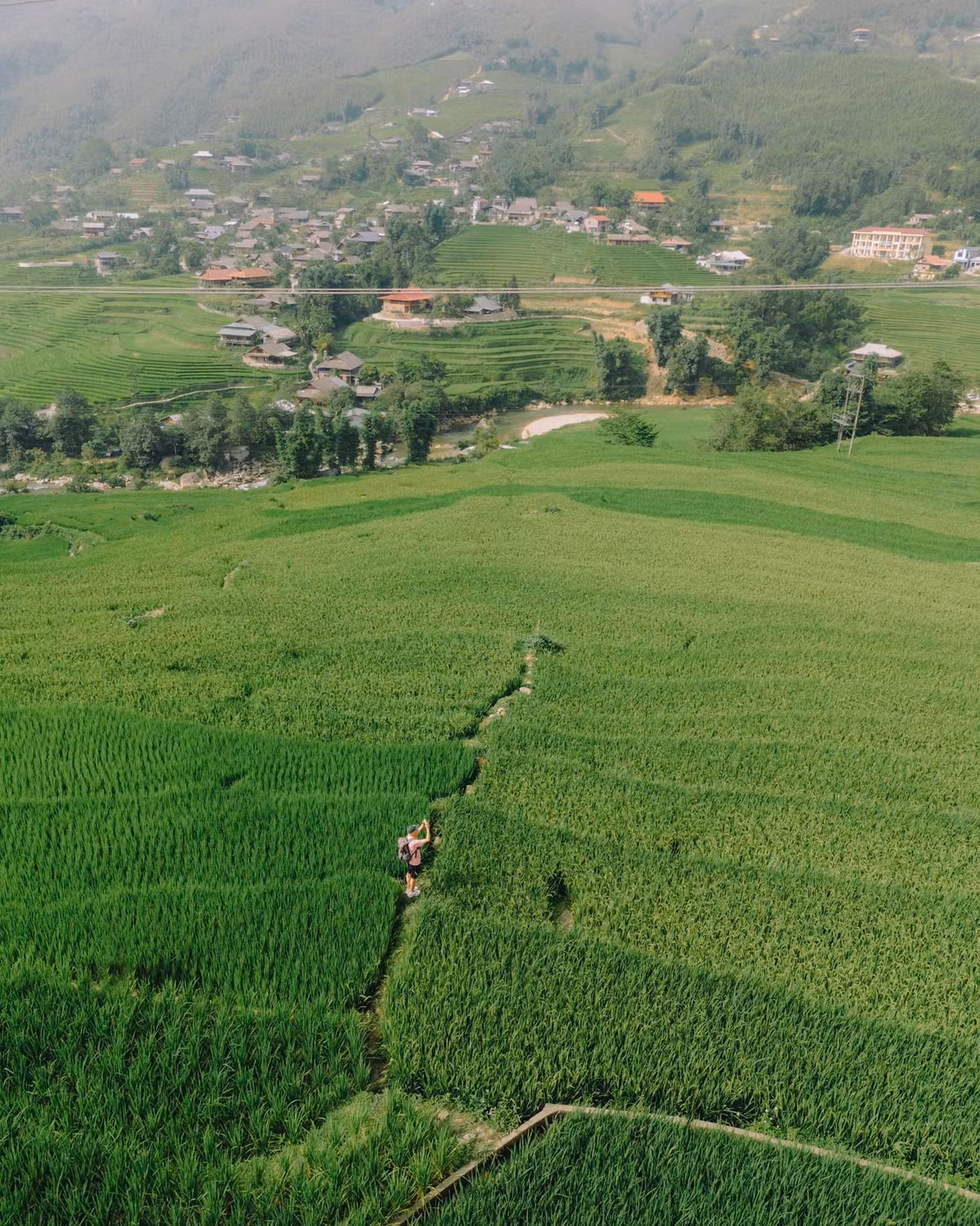 Trong khi đó, BestPrice Travel mang đến tour Hà Nội – Tả Van – Hàm Rồng kéo dài 2 đêm 2 ngày, tập trung vào trải nghiệm thung lũng Mường Hoa, thưởng trà Shan tuyết và lưu trú tại nhà dân. Vietnam Booking lại thu hút du khách với hành trình khám phá Tây Bắc 4 ngày 3 đêm, kết hợp Tả Van – Sa Pa – Mù Cang Chải, giá từ 4.980.000 đồng/người. Các tour này không chỉ mang đến sự thuận tiện cho du khách mà còn tạo cơ hội kết nối với đời sống văn hóa đặc sắc của người dân vùng cao. Ảnh Bùi Quang Thụy