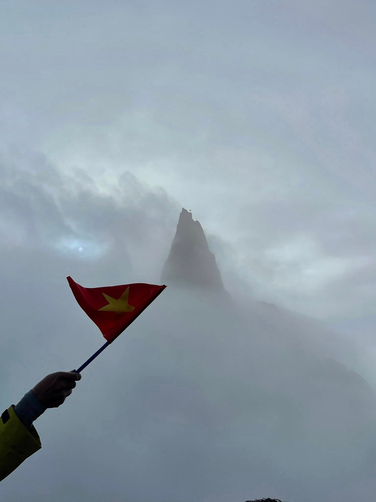 Những làn sương trôi bồng bềnh qua tán rừng, những con suối len lỏi dưới chân núi, và hình ảnh người mẹ hóa đá vẫn âm thầm ngóng đợi giữa đất trời – tất cả khiến hành trình trở thành một trải nghiệm không chỉ để "check-in", mà là để cảm nhận và ghi nhớ. Ảnh Phuong Dung