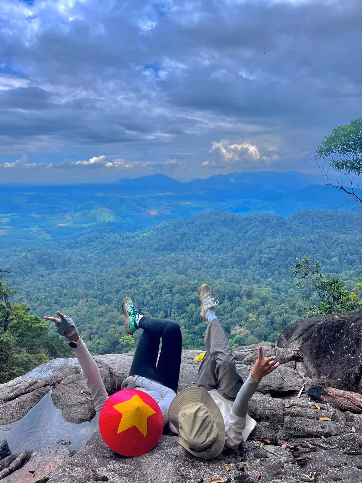 Đứng giữa biển mây trắng xóa, phóng tầm mắt ra xa, hình bóng một khối đá tự nhiên mang dáng hình người phụ nữ bồng con hiện lên đầy xúc động – đó chính là hòn Vọng Phu, biểu tượng của tình mẫu tử vĩnh cửu và cũng là điểm nhấn huyền thoại của cung đường này. Ảnh Phuong Dung