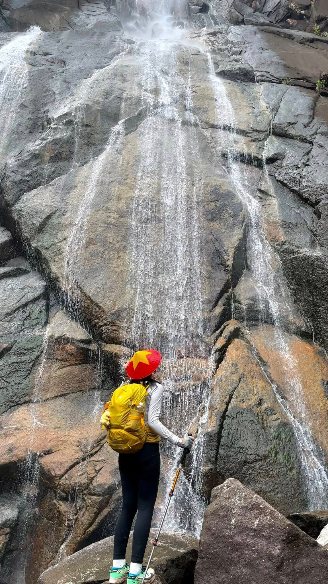 Trước hành trình đầy thử thách nhưng cũng rất đỗi cuốn hút ấy, nhiều người băn khoăn không biết nên tự túc hay chọn tour để chinh phục Chư Mư. Thực tế, mỗi lựa chọn mang một trải nghiệm rất riêng. Ảnh Phuong Dung