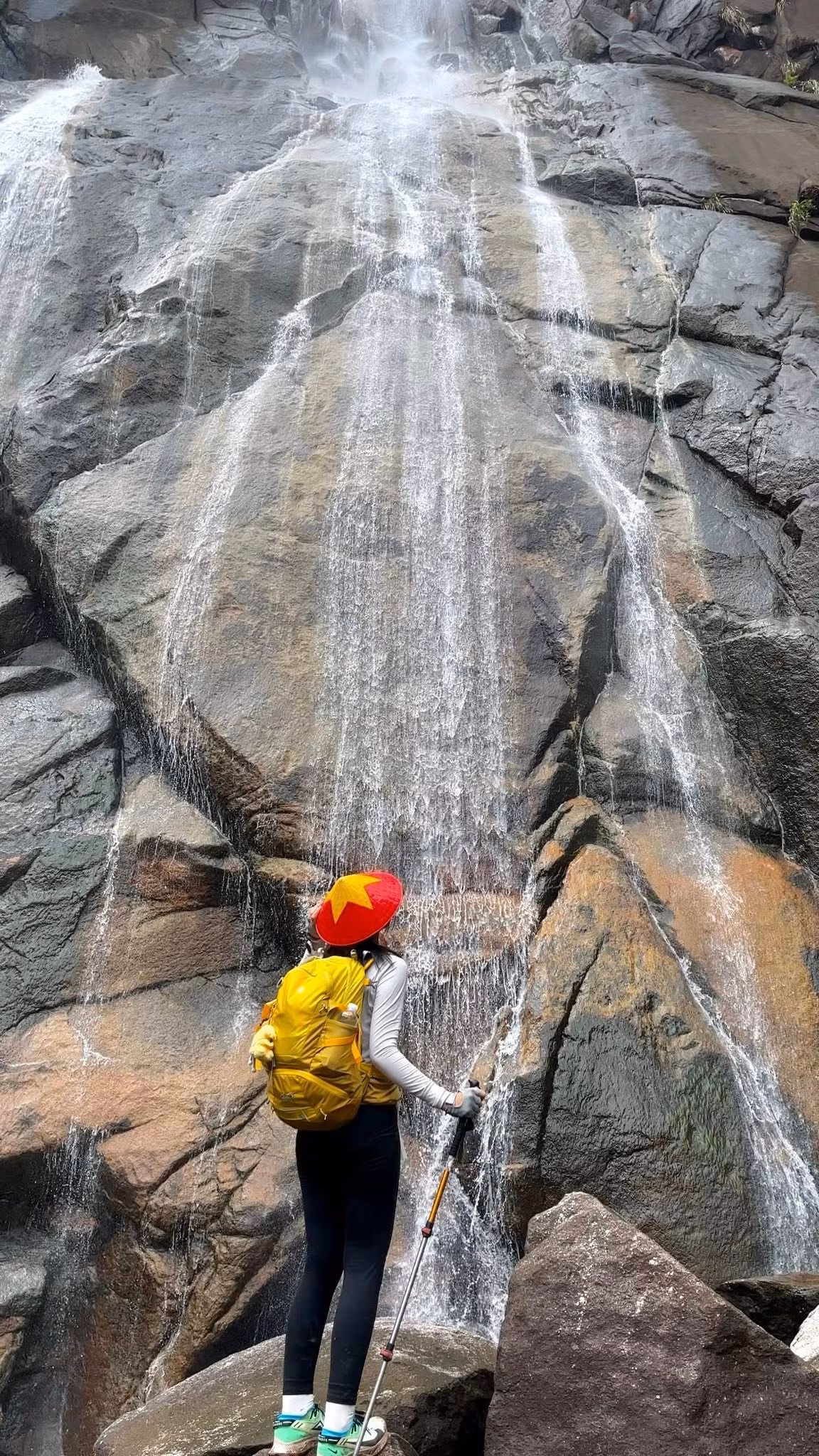 Trước hành trình đầy thử thách nhưng cũng rất đỗi cuốn hút ấy, nhiều người băn khoăn không biết nên tự túc hay chọn tour để chinh phục Chư Mư. Thực tế, mỗi lựa chọn mang một trải nghiệm rất riêng. Ảnh Phuong Dung