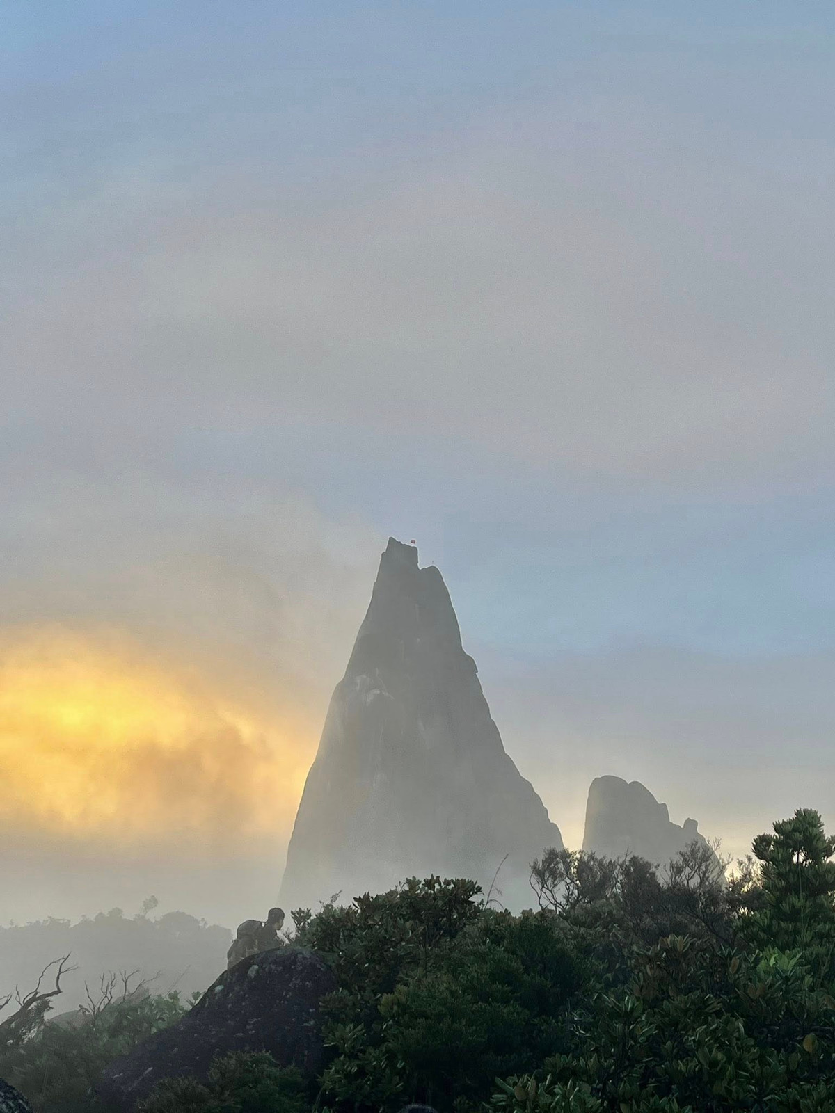 Địa hình hiểm trở, nhiều đoạn không có dấu vết rõ ràng, gần như mất sóng hoàn toàn, cộng thêm thời tiết bất thường khiến nguy cơ lạc đường hoặc gặp sự cố là rất cao. Nếu chọn đi tự túc, du khách cần chuẩn bị kỹ lưỡng mọi thứ: từ thiết bị định vị, bản đồ, lều trại, thực phẩm cho đến thuốc men, dụng cụ sơ cứu. Đi theo nhóm từ 4 người trở lên và có ít nhất một người từng đi cung này là điều gần như bắt buộc để đảm bảo an toàn. Ảnh Phuong Dung