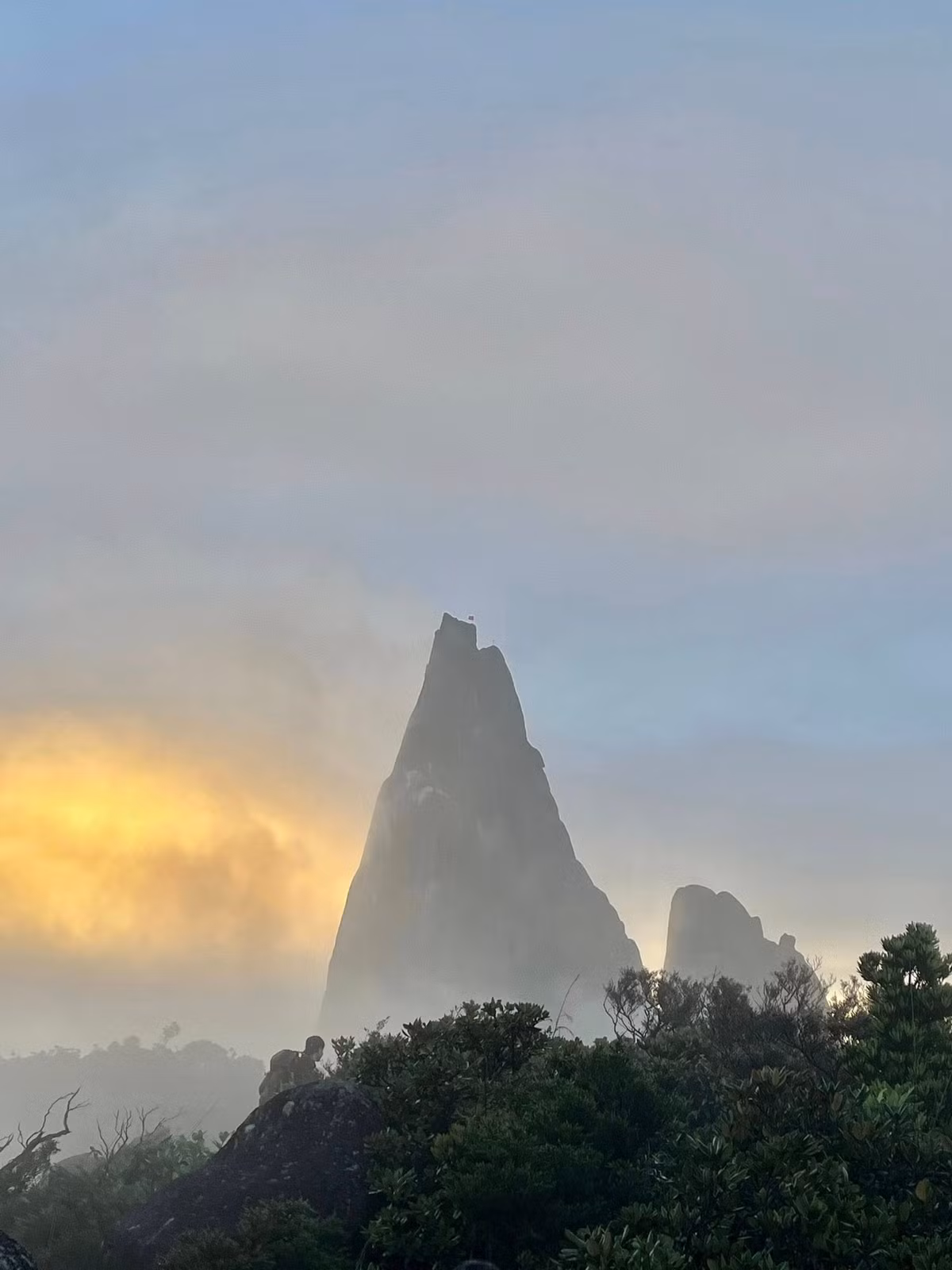 Địa hình hiểm trở, nhiều đoạn không có dấu vết rõ ràng, gần như mất sóng hoàn toàn, cộng thêm thời tiết bất thường khiến nguy cơ lạc đường hoặc gặp sự cố là rất cao. Nếu chọn đi tự túc, du khách cần chuẩn bị kỹ lưỡng mọi thứ: từ thiết bị định vị, bản đồ, lều trại, thực phẩm cho đến thuốc men, dụng cụ sơ cứu. Đi theo nhóm từ 4 người trở lên và có ít nhất một người từng đi cung này là điều gần như bắt buộc để đảm bảo an toàn. Ảnh Phuong Dung