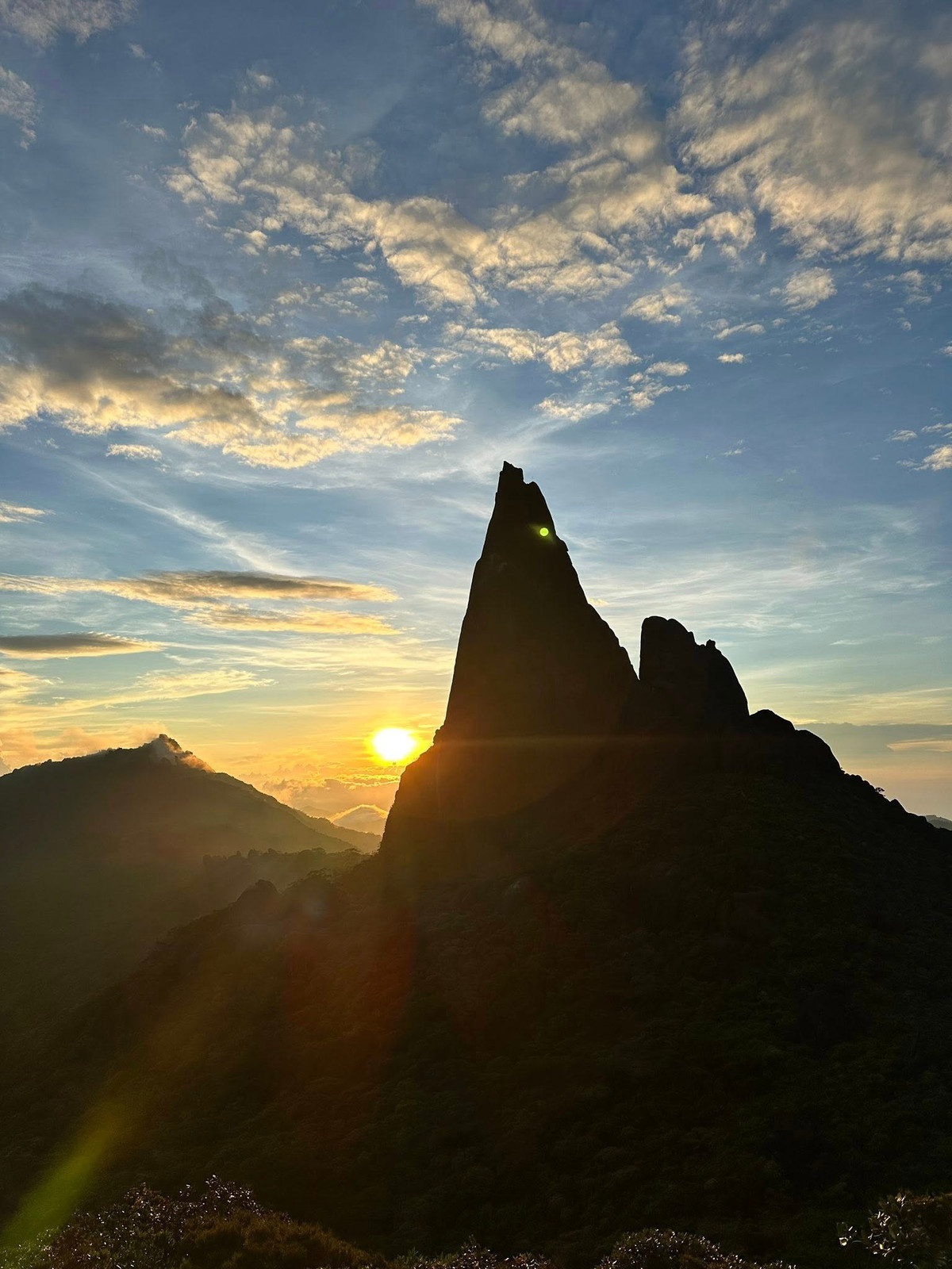 Ngược lại, nếu du khách muốn một chuyến đi trọn vẹn nhưng an toàn, thì việc đăng ký tour với các nhóm trekking hoặc công ty du lịch cộng đồng tại Đắk Lắk là lựa chọn hợp lý. Các tour hiện nay thường được tổ chức theo hình thức 2 ngày 1 đêm, có người bản địa dẫn đường, hỗ trợ hậu cần, dựng trại, chuẩn bị bữa ăn, đồng thời chia sẻ những câu chuyện truyền thuyết gắn liền với đỉnh núi và hòn Vọng Phu. Đây là cơ hội không chỉ để bạn chạm vào thiên nhiên, mà còn hiểu thêm về văn hóa, phong tục của đồng bào người Ê Đê sinh sống quanh vùng. Ảnh Phuong Dung