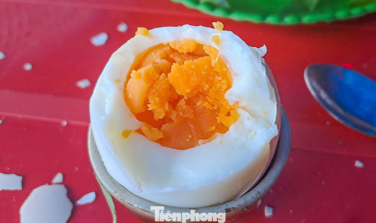 Nếu muốn trứng chín kỹ hơn, du khách có thể để thêm từ 5–10 phút. Ngồi bên bờ suối, vừa chờ trứng chín vừa ngắm làn khói bốc lên giữa không gian núi rừng yên tĩnh, mang đến cảm giác thư thái hiếm có. Ảnh Báo Tiền Phong