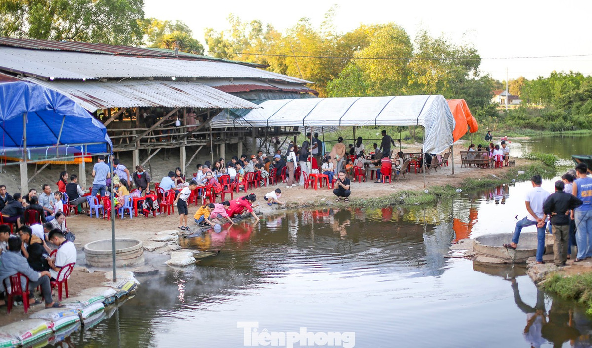 Ẩn mình giữa núi rừng Tây Nguyên, suối nước nóng Hội Vân (thôn Hội Vân, xã Hòa Hội, tỉnh Gia Lai) khiến nhiều du khách không khỏi tò mò khi dòng nước ở đây sôi sùng sục quanh năm, đủ nóng để luộc chín trứng ngay tại chỗ. Ảnh Báo Tiền Phong