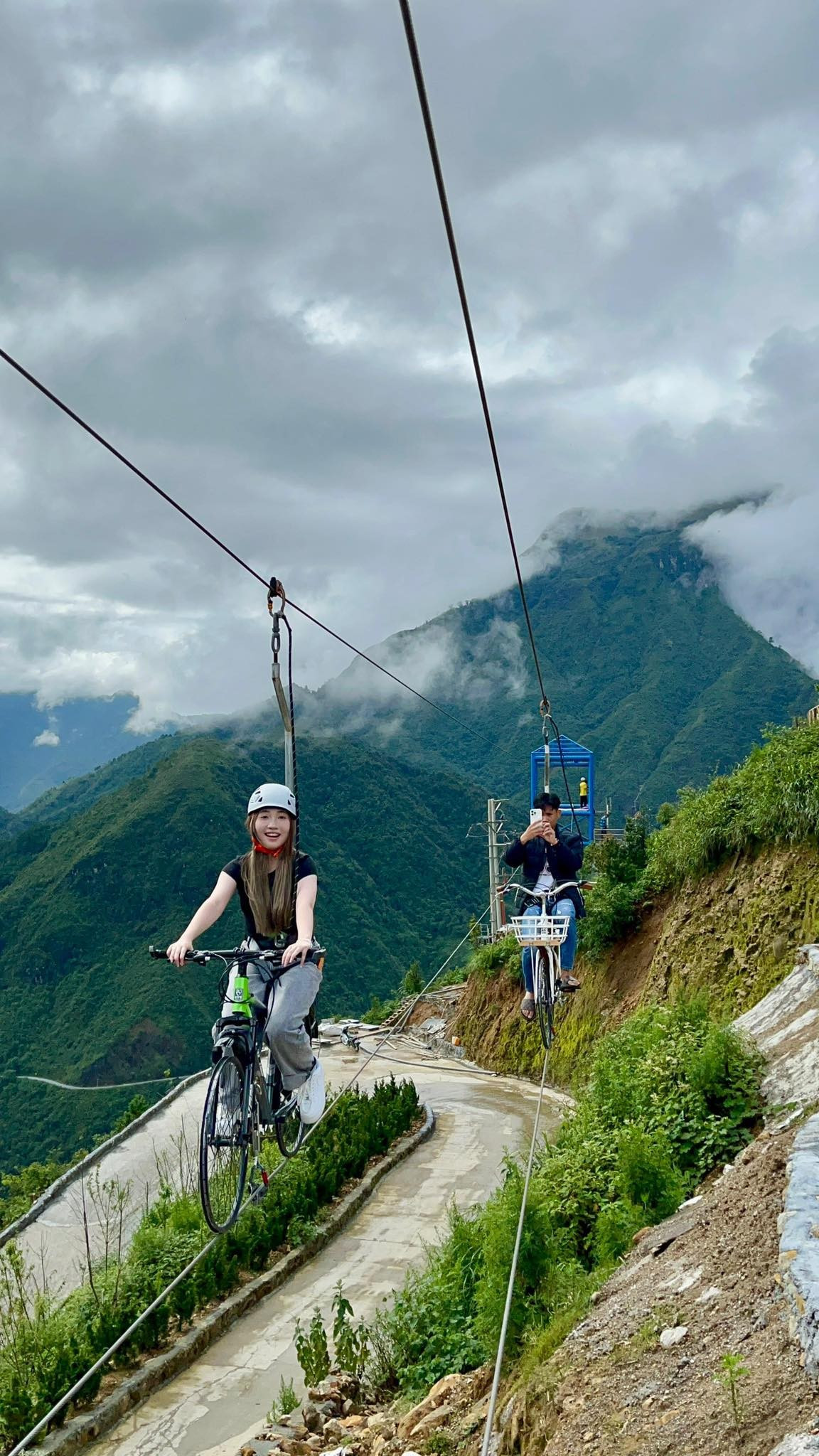 Không dừng lại ở việc dạo bước trên mặt kính, cầu kính Rồng Mây còn nổi tiếng với loạt trò chơi mạo hiểm “nặng đô”, trong đó gây tò mò nhất là đạp xe trên dây cáp giữa không trung. Người chơi sẽ trực tiếp điều khiển chiếc xe đạp di chuyển trên sợi cáp vắt ngang vực sâu, cảm nhận rõ độ cao và sự chênh vênh giữa đất trời. Trò chơi được trang bị đầy đủ thiết bị bảo hộ, tuân thủ tiêu chuẩn an toàn quốc tế và luôn có đội ngũ kỹ thuật giám sát sát sao. Ảnh Khu du lịch Cổng Trời Ô Quy Hồ