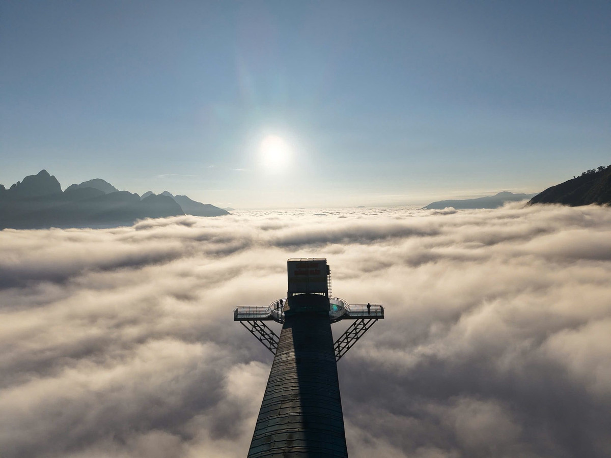 Nằm cheo leo trên đỉnh đèo Ô Quy Hồ – một trong “tứ đại đỉnh đèo” của Tây Bắc, cầu kính Rồng Mây (xã Bình Lư, Lai Châu) từ lâu đã trở thành điểm hẹn của những tín đồ ưa mạo hiểm và săn cảnh đẹp. Ảnh Khu du lịch Cổng Trời Ô Quy Hồ