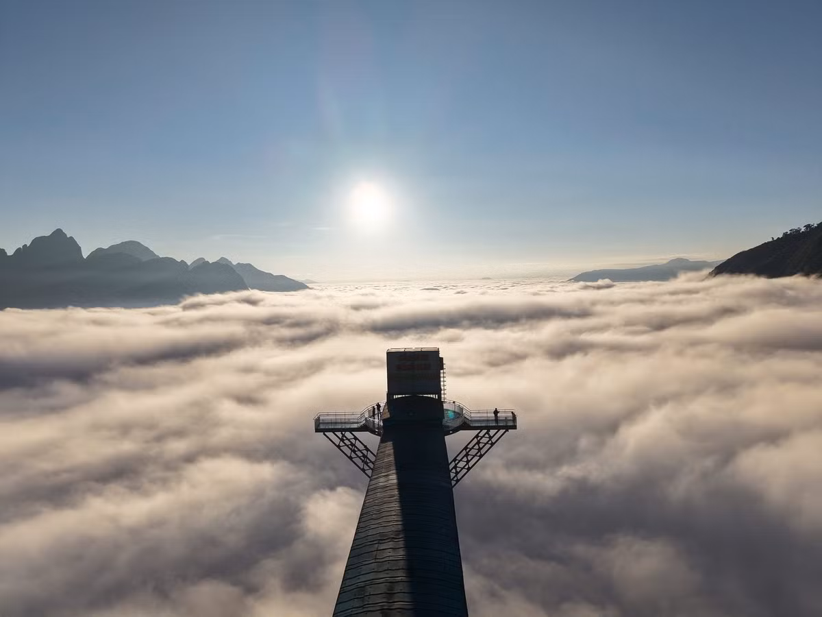 Nằm cheo leo trên đỉnh đèo Ô Quy Hồ – một trong “tứ đại đỉnh đèo” của Tây Bắc, cầu kính Rồng Mây (xã Bình Lư, Lai Châu) từ lâu đã trở thành điểm hẹn của những tín đồ ưa mạo hiểm và săn cảnh đẹp. Ảnh Khu du lịch Cổng Trời Ô Quy Hồ
