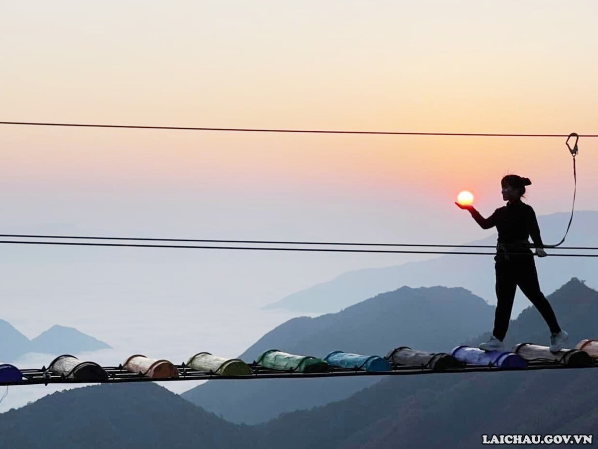 Bên cạnh đó, du khách còn có thể thử thách bản thân với xích đu tử thần, nhảy Bungee, trượt Zipline tốc độ cao hay vượt cầu độc mộc. Mỗi trò chơi đều mang đến cảm giác mạnh khác nhau, đủ để thử thách sự gan dạ của những ai yêu thích cảm giác mạnh. Mức giá cho các trò chơi này thường dao động khoảng 150.000 đồng/lượt. Ảnh LaiChauGOV