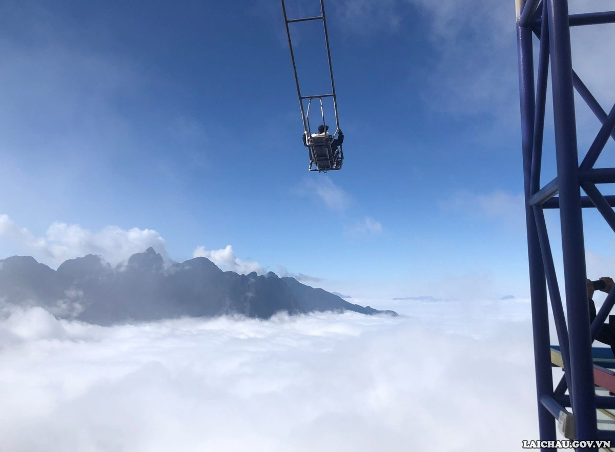 Với những người lần đầu thử thách độ cao, lời khuyên nhỏ là hãy giữ bình tĩnh, hướng tầm nhìn về phía xa thay vì nhìn xuống dưới chân. Chỉ cần vượt qua cảm giác ban đầu, trải nghiệm sẽ trở nên thú vị và đáng nhớ hơn rất nhiều. Ảnh LaiChauGOV