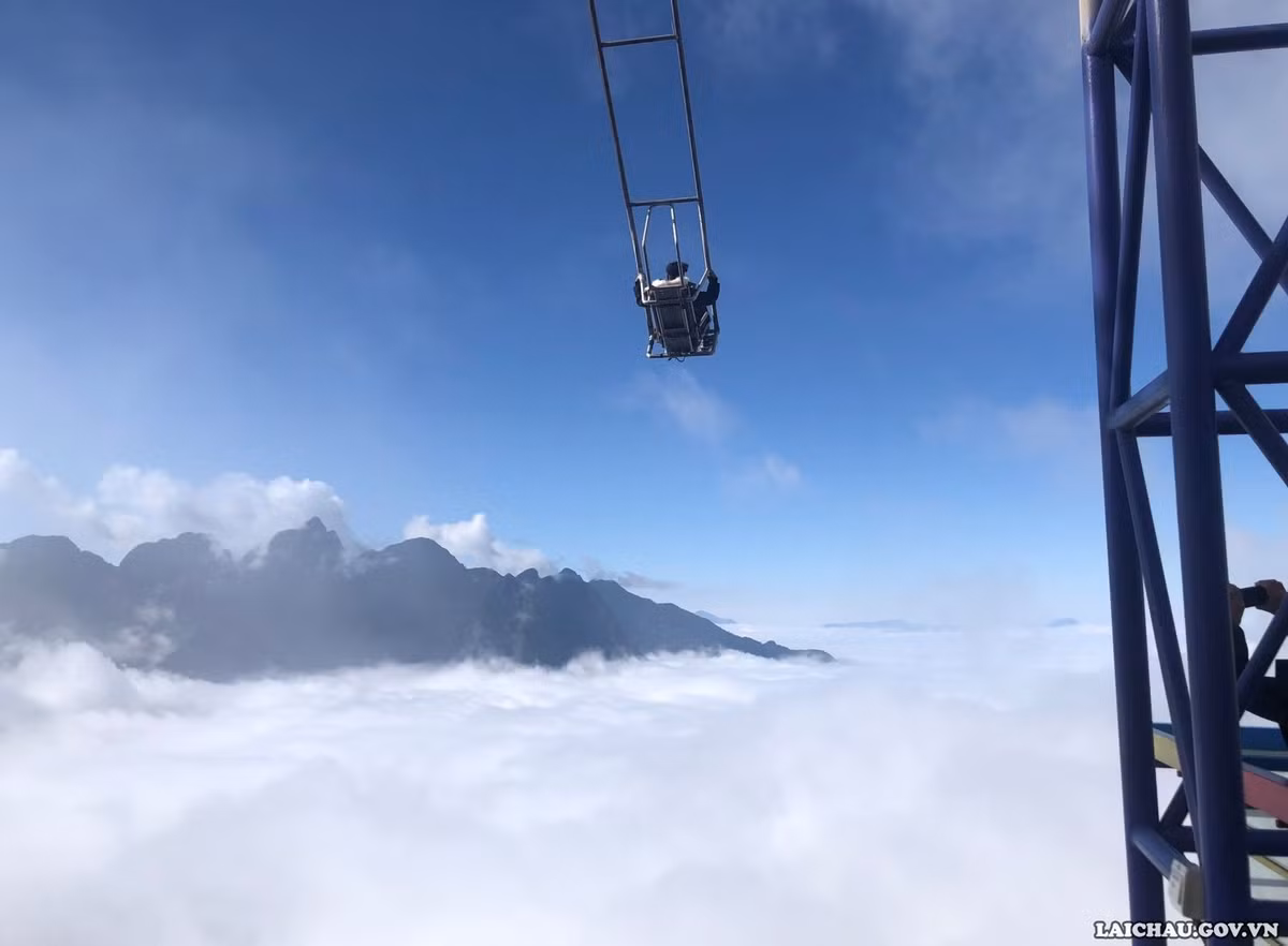 Với những người lần đầu thử thách độ cao, lời khuyên nhỏ là hãy giữ bình tĩnh, hướng tầm nhìn về phía xa thay vì nhìn xuống dưới chân. Chỉ cần vượt qua cảm giác ban đầu, trải nghiệm sẽ trở nên thú vị và đáng nhớ hơn rất nhiều. Ảnh LaiChauGOV