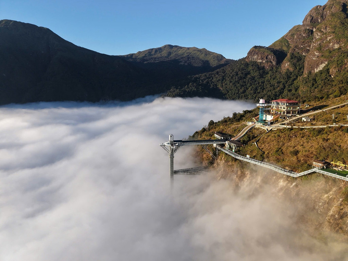 Ở độ cao khoảng 2.200 m so với mực nước biển, công trình này không chỉ là điểm check-in nổi bật mà còn mang đến hàng loạt trải nghiệm khiến tim đập nhanh giữa đại ngàn hùng vĩ. Ảnh Khu du lịch Cổng Trời Ô Quy Hồ