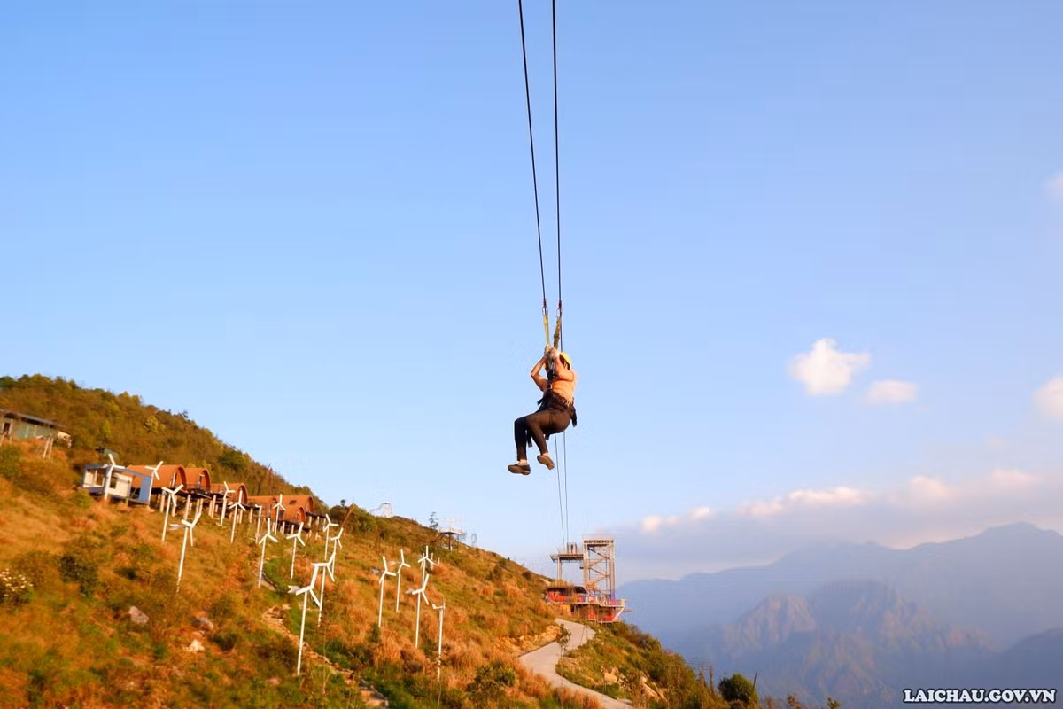 Để chuyến tham quan trọn vẹn, du khách nên lựa chọn những ngày thời tiết khô ráo, ít sương mù. Buổi sáng sớm hoặc chiều muộn là thời điểm lý tưởng để ngắm cảnh và chụp ảnh, khi ánh nắng dịu nhẹ giúp tôn lên vẻ đẹp hùng vĩ của đèo Ô Quy Hồ. Trang phục gọn gàng, thoải mái cùng giày có độ bám tốt là yếu tố không thể thiếu, đặc biệt khi di chuyển trên mặt kính. Ảnh LaiChauGOV