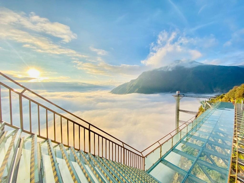 Từ khu vực thang máy, cầu kính Rồng Mây vươn mình ra khỏi vách đá với phần cầu nhô dài khoảng 60 m, tổng chiều dài toàn tuyến lên tới gần 600 m. Mặt cầu làm bằng kính cường lực trong suốt, cho phép du khách nhìn thẳng xuống vực sâu hun hút bên dưới. Ảnh Khu du lịch Cổng Trời Ô Quy Hồ